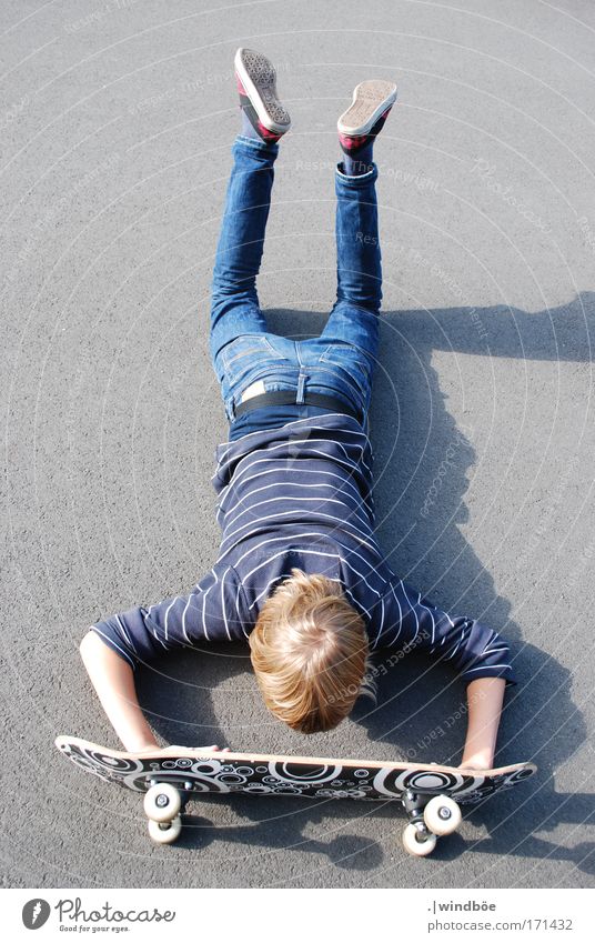 Wer das kann ist gut Farbfoto Außenaufnahme Experiment Abend Vogelperspektive Lifestyle Freizeit & Hobby Skateboarding Sommer Mensch maskulin 1 fahren liegen