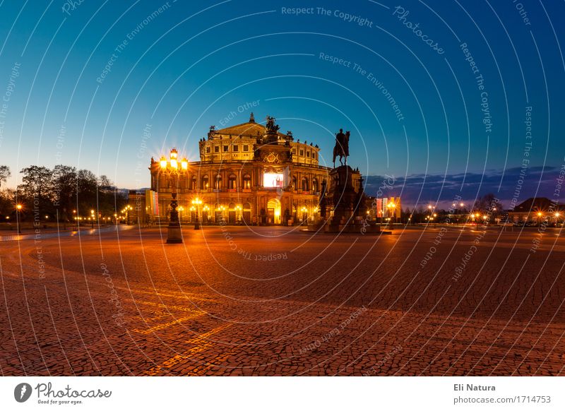 Die Dresdner Semperoper Kunst Oper Opernhaus Nachthimmel Hauptstadt Altstadt Menschenleer Platz Bauwerk Architektur Sehenswürdigkeit fantastisch blau mehrfarbig