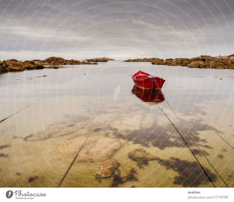 rojo Natur Landschaft Sand Wasser Himmel Wolken Horizont Sommer Wetter Felsen Küste Strand Bucht Meer Fischerboot blau braun rot Seil Tau vertäut Farbfoto