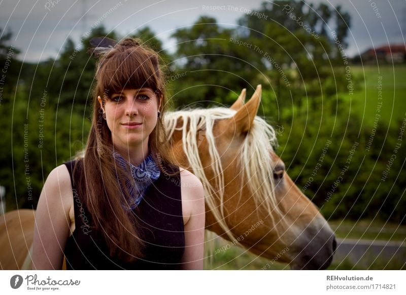 Carina . und der Haflinger Freizeit & Hobby Reiten Mensch feminin Junge Frau Jugendliche Erwachsene Gesicht 1 18-30 Jahre Umwelt Natur Landschaft Wiese