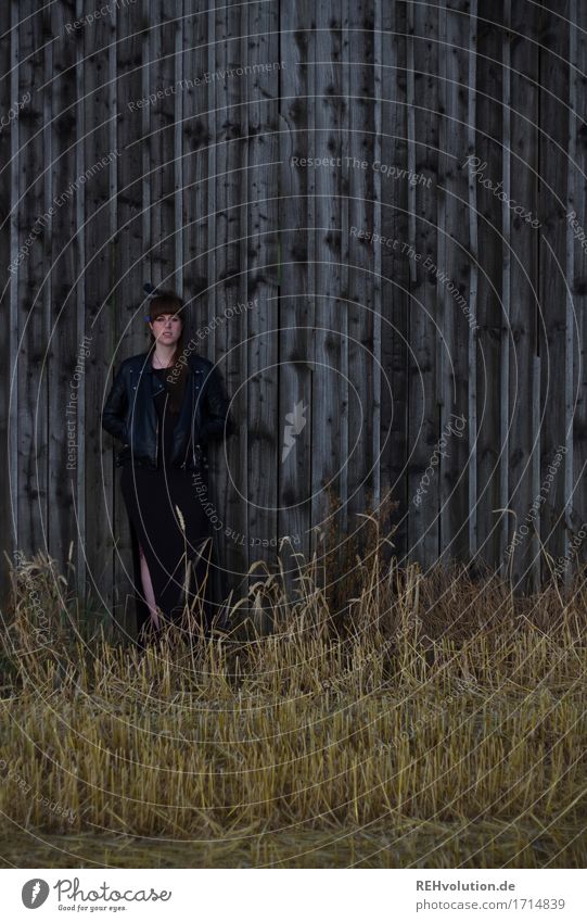 Carina | vor der Scheune Mensch feminin Junge Frau Jugendliche 1 18-30 Jahre Erwachsene Umwelt Natur Feld Mauer Wand Haare & Frisuren brünett langhaarig Pony