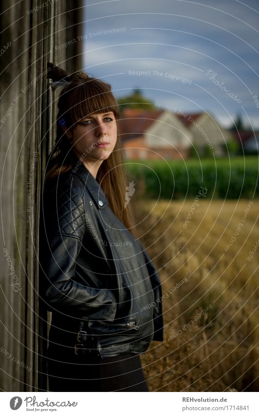 Carina | vor der Scheune Mensch feminin Junge Frau Jugendliche Erwachsene 1 18-30 Jahre Umwelt Natur Landschaft Feld Mode Jacke Haare & Frisuren brünett