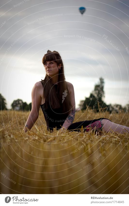 Carina | und der Ballon Mensch feminin Junge Frau Jugendliche 1 18-30 Jahre Erwachsene Umwelt Natur Landschaft Himmel Wolken Sommer Feld Kleid Tattoo brünett