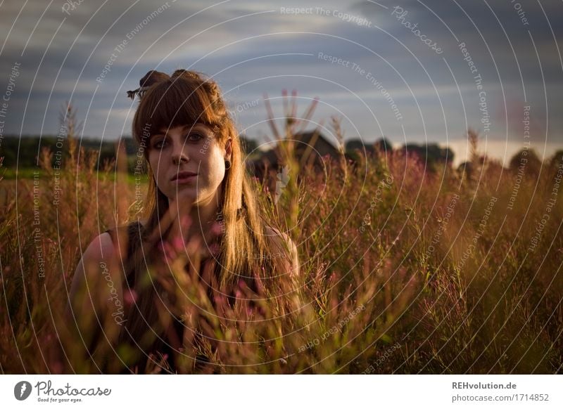 Carina Mensch Junge Frau feminin Jugendliche Umwelt Natur Sommer Landschaft Schönes Wetter Wiese Gras Blume authentisch außergewöhnlich Feder ästhetisch trendy