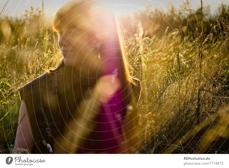 Carina | im Abendlicht Mensch feminin Junge Frau Jugendliche Gesicht 1 18-30 Jahre Erwachsene Umwelt Natur Gras Wiese Piercing langhaarig Pony Zopf Lächeln