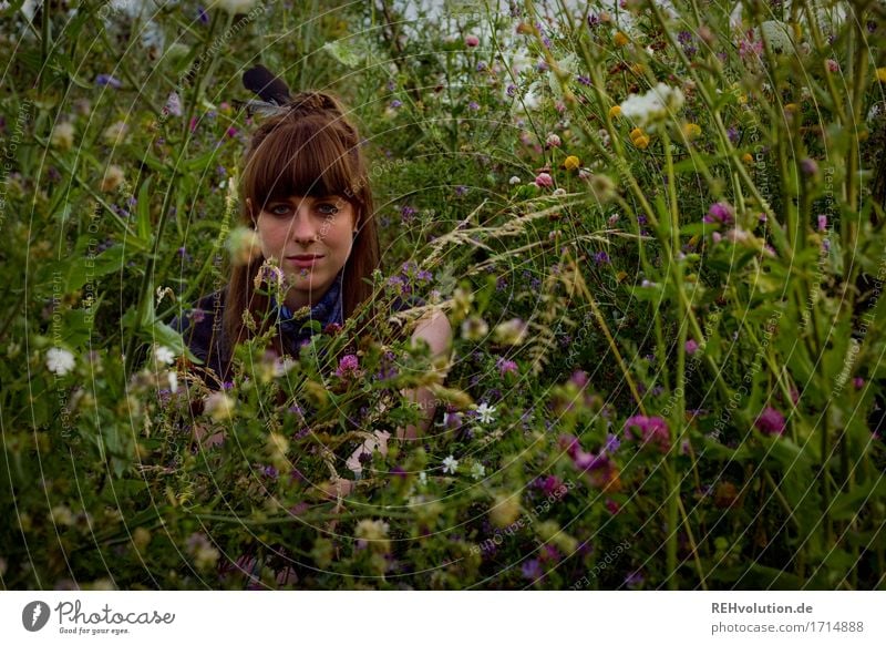 Carina . im Blumendschungel Mensch Junge Frau Jugendliche Erwachsene Gesicht 1 18-30 Jahre Umwelt Natur Pflanze Sommer Blatt Blüte Grünpflanze Wildpflanze Wiese