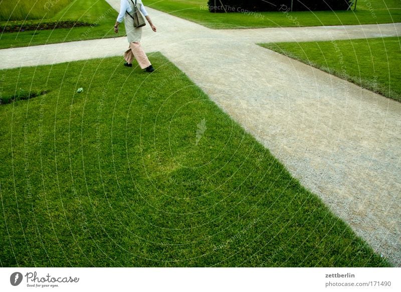 Rasenlatscher(in) Garten Gartenbau grün Park Pflanze Wege & Pfade Kreuz Straßenkreuzung Wegkreuzung wandern Spaziergang Gras Wiese Sportrasen Frau Beine Hose