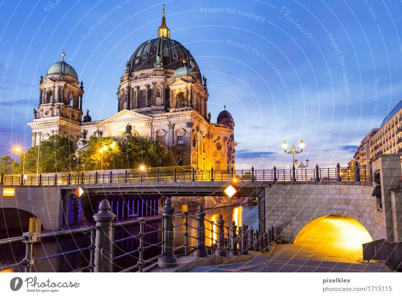 Berliner Dom Ferien & Urlaub & Reisen Tourismus Sightseeing Städtereise Nachtleben Wasser Fluss Spree Deutschland Stadt Hauptstadt Stadtzentrum Kirche Brücke