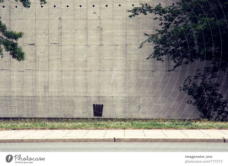 silence Gedeckte Farben Außenaufnahme Menschenleer Tag Totale Kleinstadt Bauwerk Mauer Wand Stein kalt Langeweile Stimmung