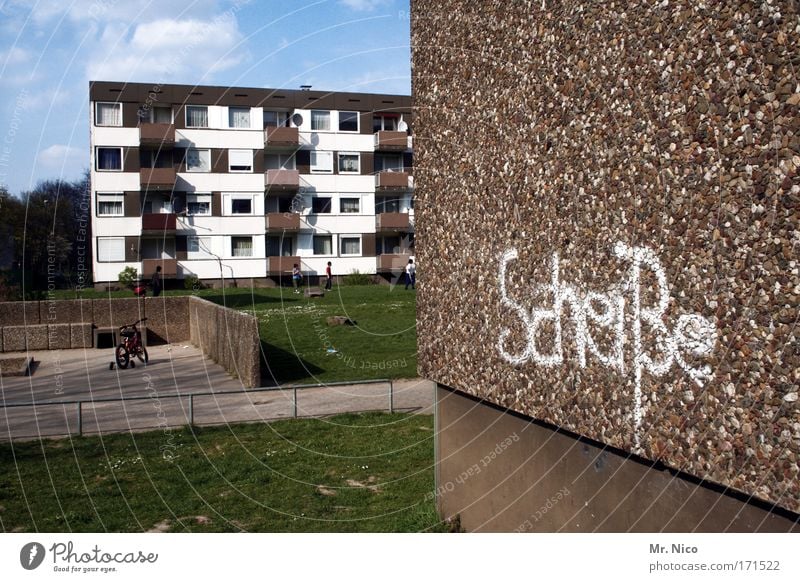 heimatliebe Außenaufnahme Kleinstadt Stadtrand Haus Hochhaus Bauwerk Gebäude Architektur Mauer Wand Fassade Wege & Pfade Zeichen Graffiti Aggression authentisch