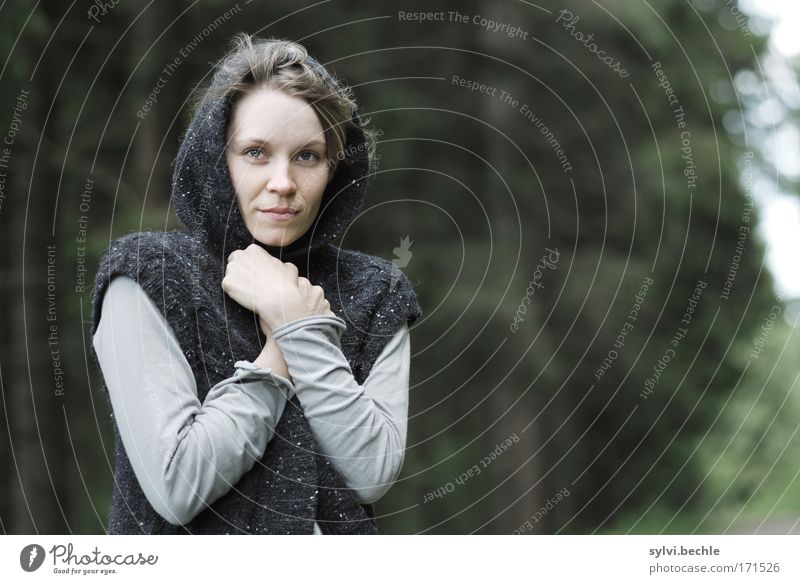 Was soll eigentlich dieses blöde Wetter? feminin Junge Frau Jugendliche Erwachsene Haare & Frisuren Gesicht Umwelt Natur Wald schön kalt grau grün Geborgenheit