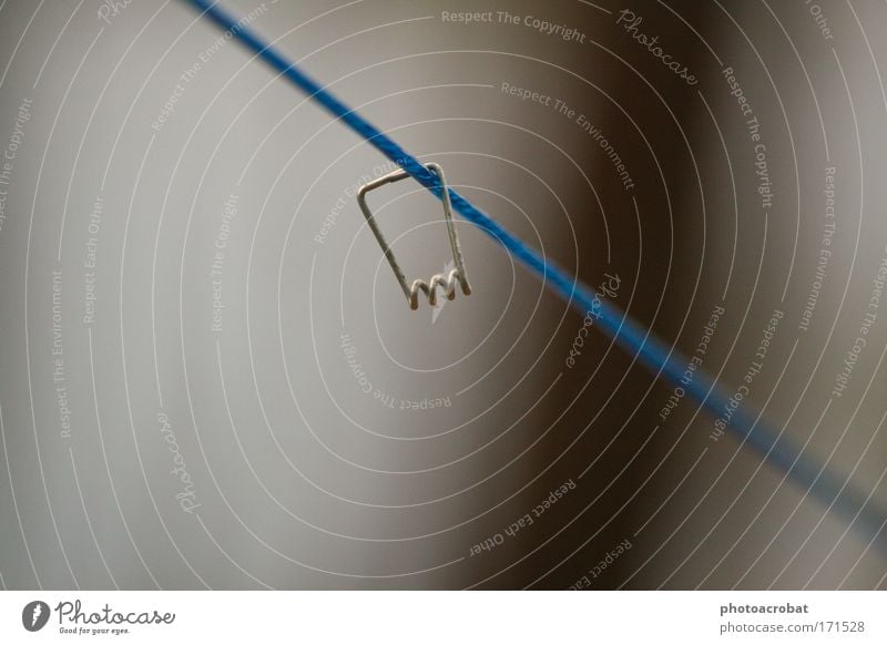 Ausgeklammert Farbfoto Außenaufnahme Menschenleer Unschärfe Seil Metall hängen schaukeln Tanzen blau silber Zukunftsangst Wäschklammer Klammer Wäscheleine