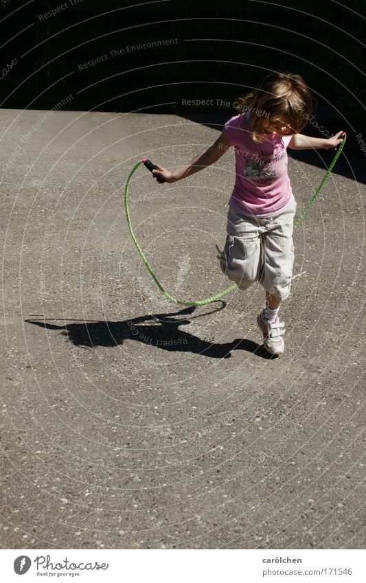 Kinderspiel Farbfoto Außenaufnahme Ganzkörperaufnahme Blick nach unten Freude Erholung Spielen Sonne Mensch Mädchen Kindheit 1 3-8 Jahre 8-13 Jahre seilhüpfen