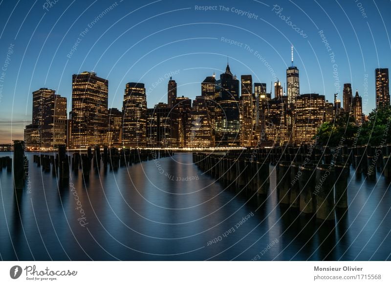 Manhattan Skyline View Fluss East River New York City USA Stadt Hochhaus Gebäude Architektur weich blau Langzeitbelichtung Reisefotografie cityscape Farbfoto