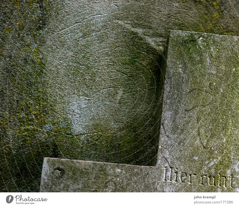 hier ruht Farbfoto Gedeckte Farben Außenaufnahme Textfreiraum links Textfreiraum oben Textfreiraum Mitte Dämmerung Ruine Friedhof alt Denken träumen Traurigkeit