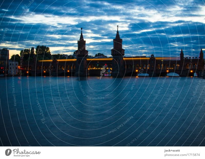 blaue Brücke zur blauen Stunde Architektur Wasser Wolken Sommer Fluss Spree Sehenswürdigkeit Verkehrswege U-Bahn Bekanntheit historisch lang Inspiration