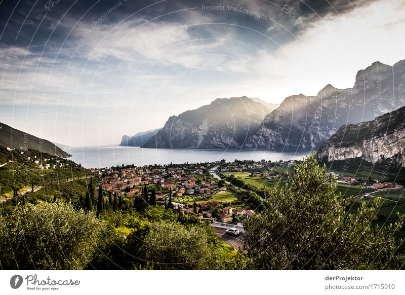 Aussicht auf den Gardasee mit der Stadt Turbel im Vordergrund Weitwinkel Totale Zentralperspektive Starke Tiefenschärfe Sonnenuntergang Sonnenaufgang