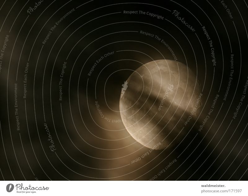 Mond mit Wolken davor Nacht Astrofotografie Langzeitbelichtung Lichterscheinung unheimlich ruhig Werwolf Mondsüchtig Schlafwandeln Okkultismus Mondkalender