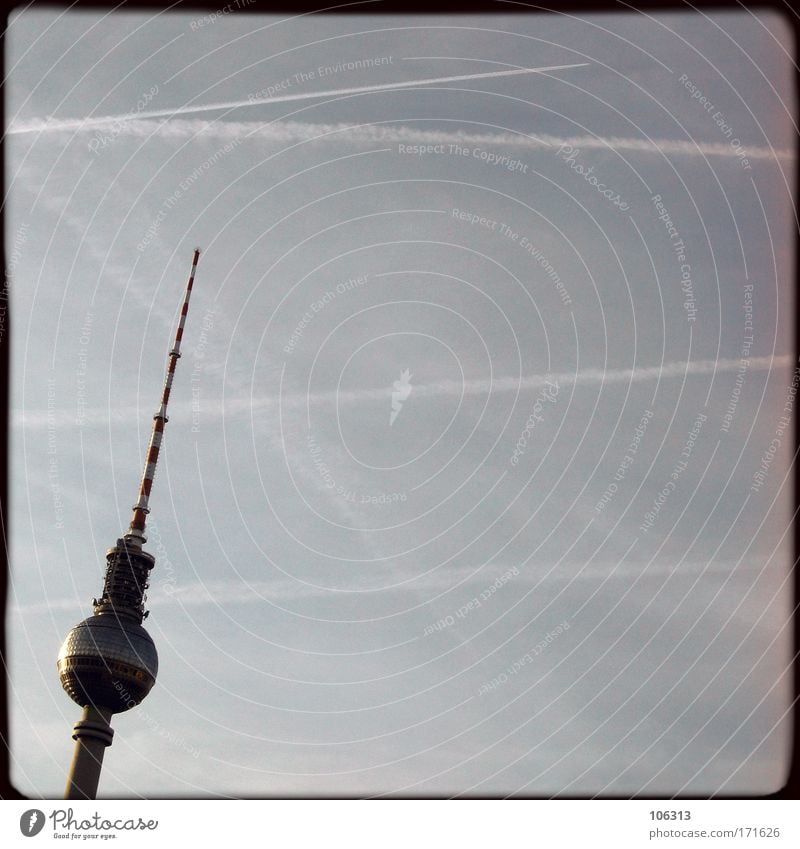 Fotonummer 125229 Berliner Fernsehturm Wahrzeichen Funkwellen Antenne Denkmal Schliere hoch Bauwerk Berlin-Mitte Klotz Himmel Außenaufnahme Morgen Hauptstadt