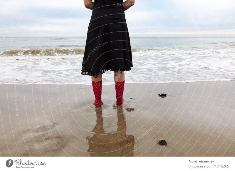 Träumen Erholung ruhig Ferien & Urlaub & Reisen Ferne Freiheit Strand Meer Mensch feminin Frau Erwachsene Urelemente Sand Wasser Nordsee Ostsee Mode Kleid