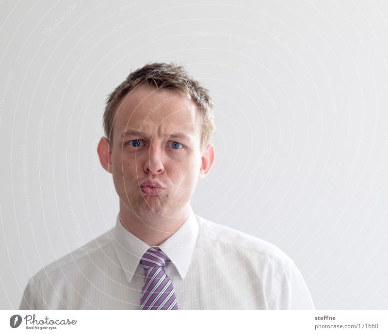 Gefühle zeigen Farbfoto Studioaufnahme Textfreiraum rechts Hintergrund neutral Porträt Blick Student Unternehmer Wirtschaft Handel Dienstleistungsgewerbe