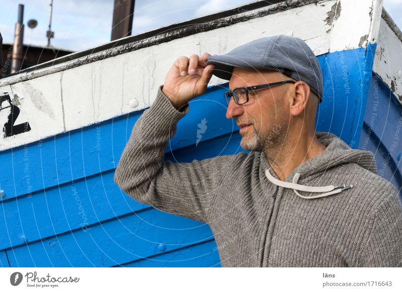 auf ein neues Ferien & Urlaub & Reisen Sommer maskulin Mann Erwachsene Leben 1 Mensch 45-60 Jahre Küste Ostsee Meer Schifffahrt Fischerboot Mütze Glatze