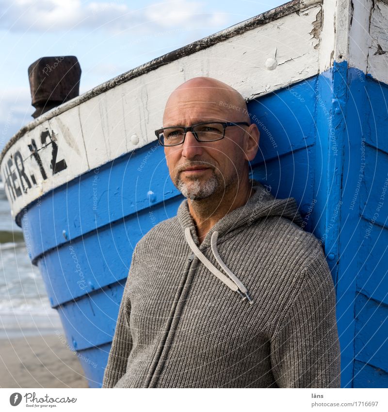 männliche gelassenheit am Fischerboot Ferien & Urlaub & Reisen Tourismus Ausflug Sommer Sommerurlaub Strand Meer Insel maskulin Mann Erwachsene Leben 1 Mensch