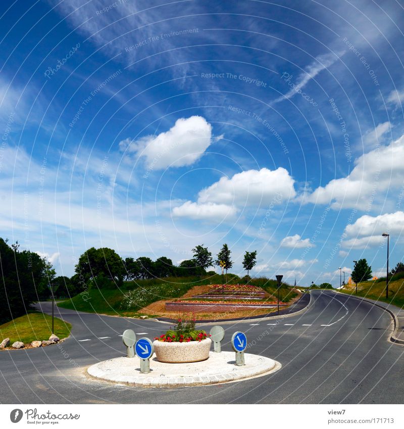 verkehr im kreis Farbfoto mehrfarbig Außenaufnahme Menschenleer Textfreiraum oben Tag Licht Starke Tiefenschärfe Skulptur Umwelt Natur Landschaft Luft Himmel