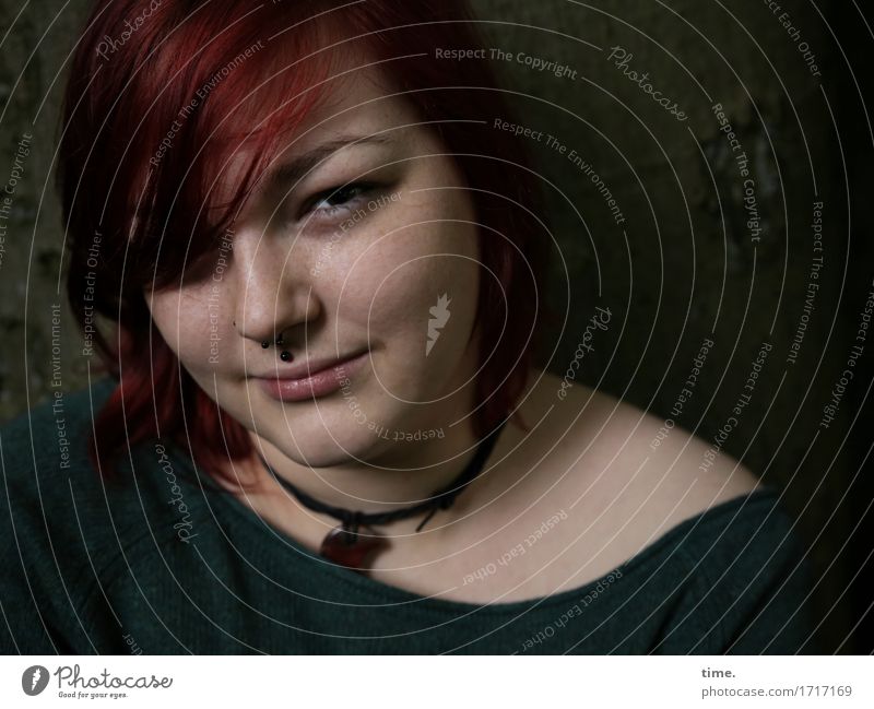 rothaarige Frau mit Amulett feminin 1 Mensch Baum Wald Schmuck Piercing Halskette kurzhaarig beobachten Denken Blick warten schön selbstbewußt Coolness Kraft