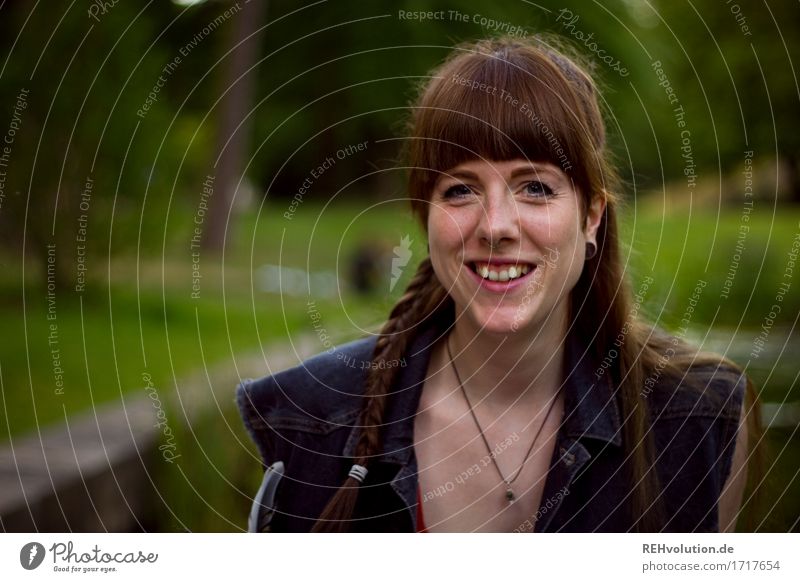 Carina | im Schlossgarten Mensch feminin Junge Frau Jugendliche Erwachsene Gesicht 1 18-30 Jahre Umwelt Natur Landschaft Sommer Garten Park Wiese Piercing