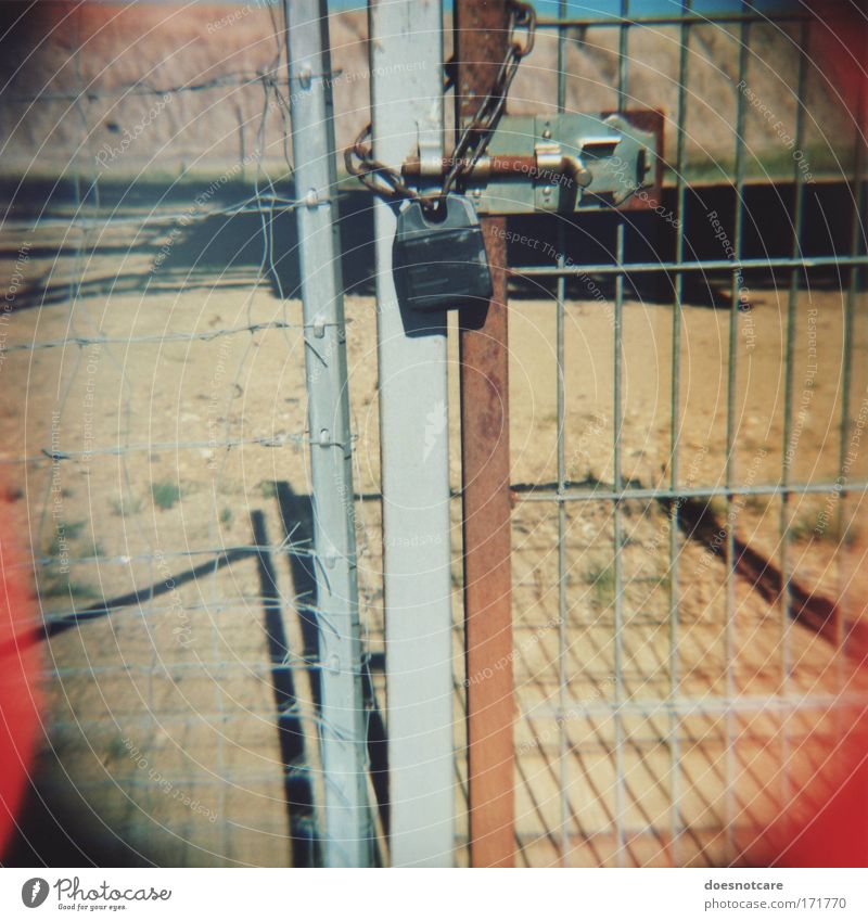 Closed. (Pt. 2) Metall Stahl Rost Schloss grau Gitter Draht Drahtzaun Riegel Sicherheit eingeschlossen Kette diana+ Mittelformat Rollfilm Zaun Barriere gefangen