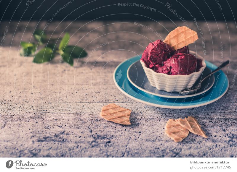 Eis schmilzt in der Sommerhitze Lebensmittel Frucht Dessert Speiseeis Süßwaren Keks Sorbet Ernährung Vegetarische Ernährung Geschirr Teller Schalen & Schüsseln