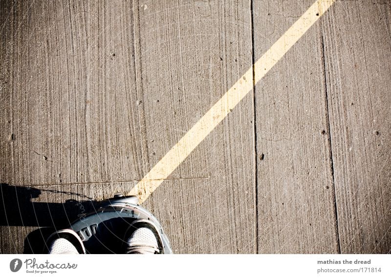 STRICHER Farbfoto Gedeckte Farben Außenaufnahme Hintergrund neutral Tag Schatten Sonnenlicht Schwache Tiefenschärfe Vogelperspektive Stil Mensch Fuß Schuhe