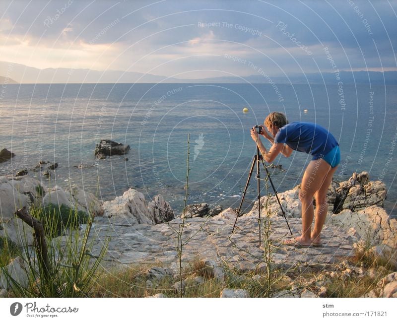 Fotografieren am Strand Farbfoto mehrfarbig Außenaufnahme Textfreiraum links Textfreiraum oben Abend Dämmerung Schatten Kontrast Silhouette Sonnenlicht