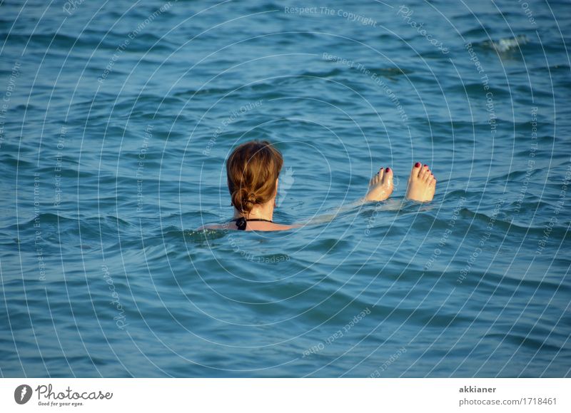 Nixe Mensch feminin Frau Erwachsene Körper Kopf Haare & Frisuren Fuß 1 Umwelt Natur Urelemente Wasser Sommer Wellen Küste Meer frei frisch maritim nass Wärme