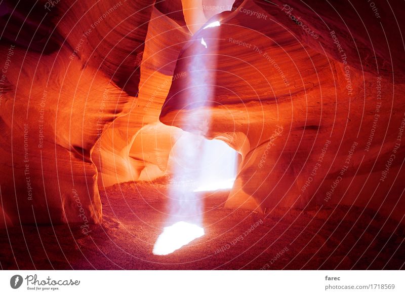 Lichtstrahl im Antelope Canyon Natur Landschaft Erde Sand Wasser Sonne Sonnenlicht Sommer Regen Wärme Dürre Felsen Wüste Menschenleer Sehenswürdigkeit Stein