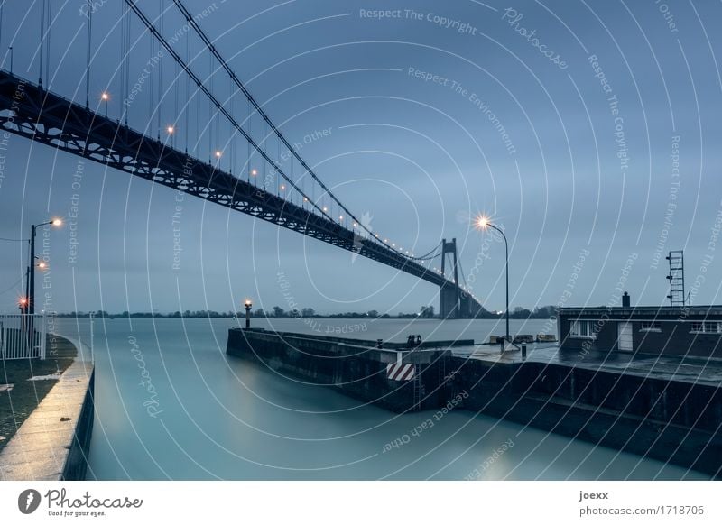 Gate Wolken schlechtes Wetter Tancarville Frankreich Hafen Brücke groß hoch blau grau schwarz Farbfoto Gedeckte Farben Außenaufnahme Menschenleer Abend