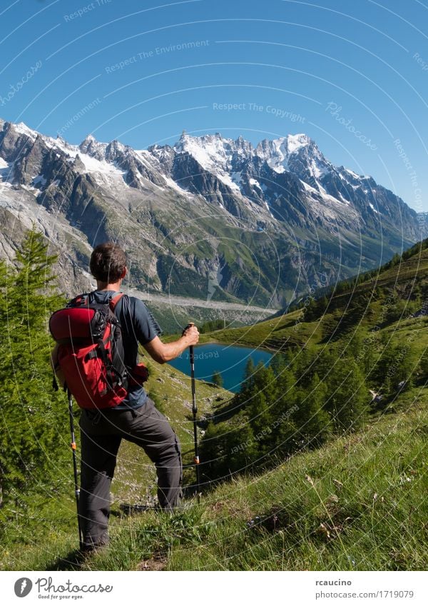 Bewundern Berglandschaft Courmayer, Italien des Wanderers Freizeit & Hobby Ferien & Urlaub & Reisen Ausflug Sommer Berge u. Gebirge wandern Sport Mensch Junge