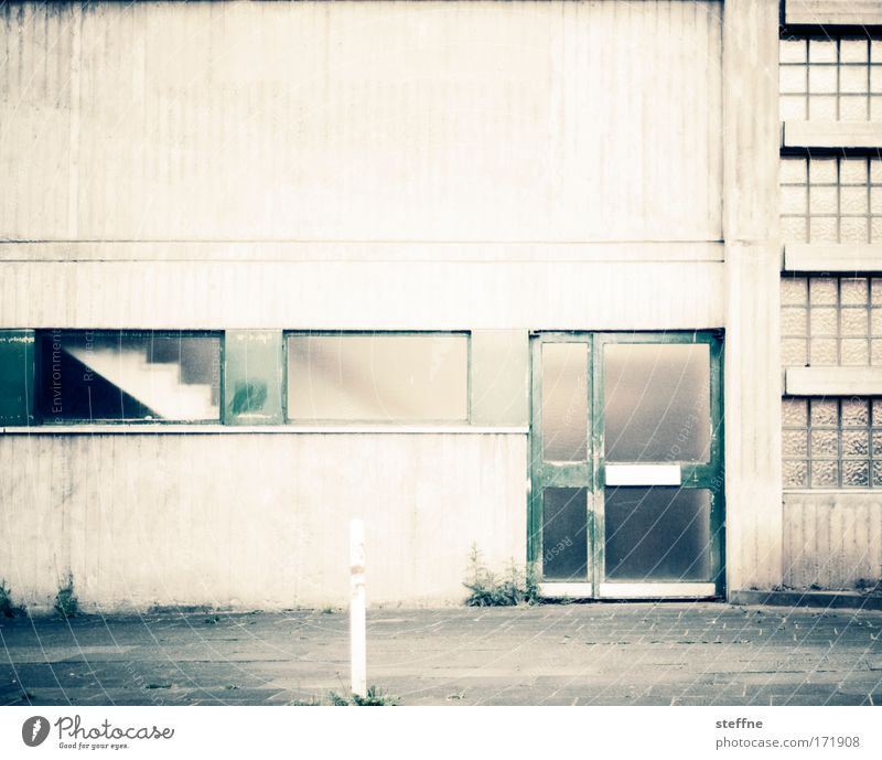 old school Gedeckte Farben Außenaufnahme Tag Menschenleer Industrieanlage Fabrik Gebäude Architektur Schulgebäude Sporthalle Mauer Wand Treppe Fassade Tür retro