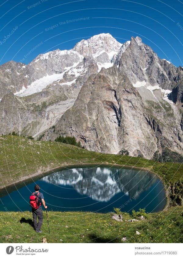 Ein Wanderer vor Mont Blanc. Courmayer, Italien Freizeit & Hobby Ferien & Urlaub & Reisen Ausflug Sommer Berge u. Gebirge wandern Sport Mensch Junge Mann