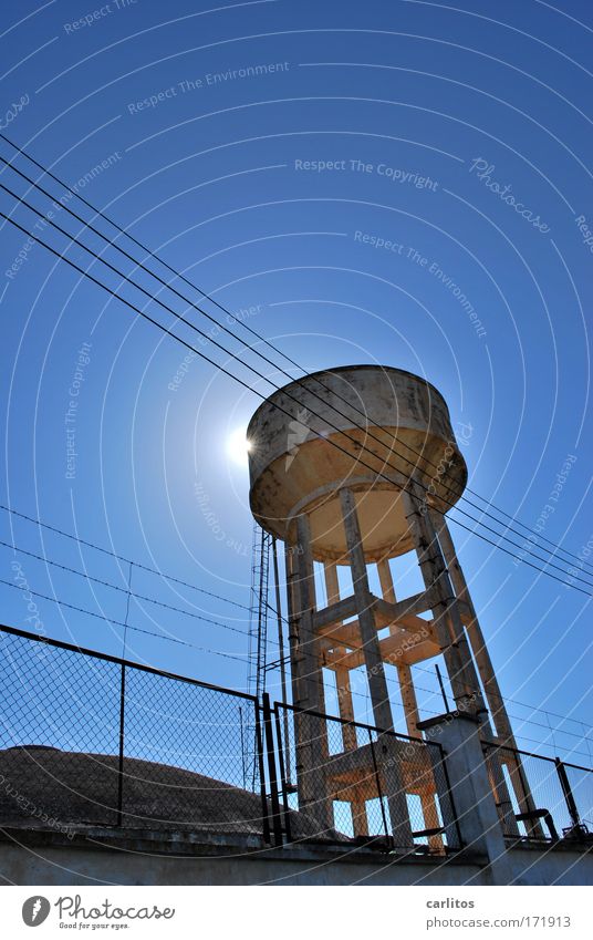 Immer warmes Wasser Silhouette Gegenlicht Weitwinkel Himmel Sonne Wärme Turm Architektur alt gigantisch Durst Endzeitstimmung Zaun Leiter Zisterne Reservoir