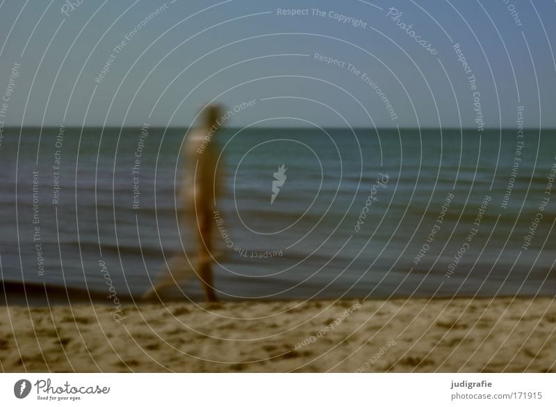 Strandbewegung Farbfoto Gedeckte Farben Außenaufnahme Experiment Tag Unschärfe Ganzkörperaufnahme Meer Mann Erwachsene 1 Mensch Umwelt Wasser Himmel Ostsee