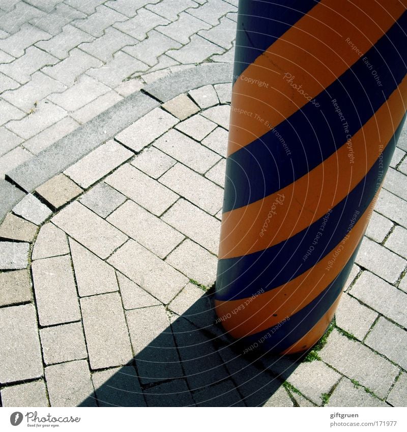 ringelsöckchen Farbfoto Außenaufnahme Muster Menschenleer Licht Schatten Straße Wege & Pfade Stein blau grau Säule Beton Pflastersteine Pflasterweg gestreift