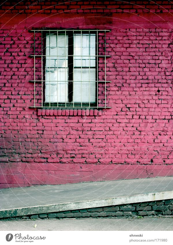 Frauenknast Farbfoto Textfreiraum unten Zentralperspektive Stadt Haus Bahnhof Bauwerk Gebäude Architektur Mauer Wand Fassade alt dreckig gruselig retro trashig