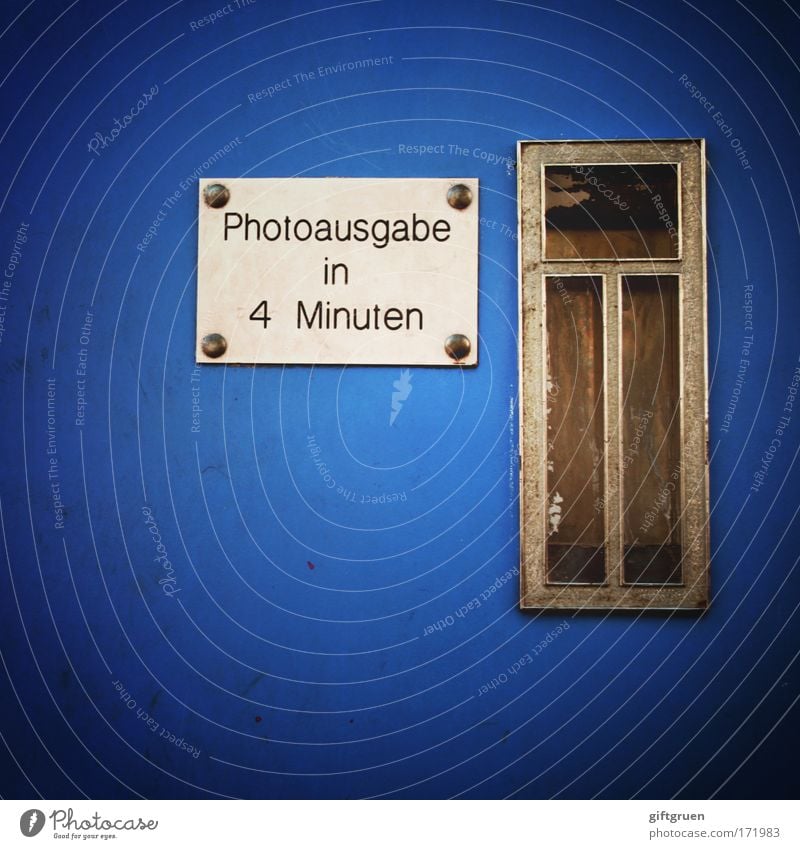 4 minuten Farbfoto Menschenleer Dienstleistungsgewerbe Fotograf Fotografie Fotoautomat Automat blau warten automatisch Passbild Schlitz fertig Fotografieren