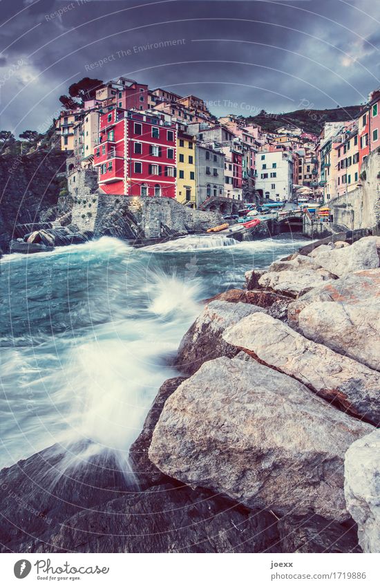 Riomaggiore Ferien & Urlaub & Reisen Tourismus Städtereise Wasser Wetter Wellen Küste Bucht Meer Italien Fischerdorf Haus Sehenswürdigkeit alt schön mehrfarbig