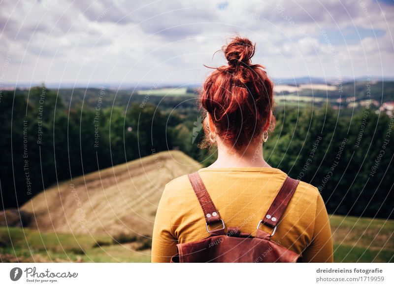 Weitblick Ferien & Urlaub & Reisen Ausflug Abenteuer Ferne Freiheit Berge u. Gebirge wandern feminin Natur Landschaft Horizont Wiese Wald Hügel beobachten Blick