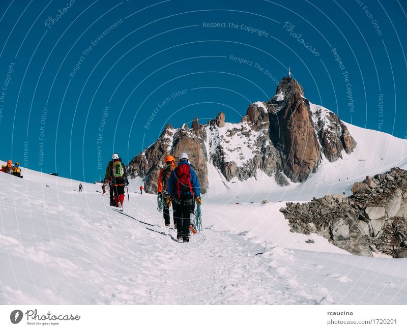 Die Aiguille du Midi und eine Gruppe von Bergsteigern. Frankreich Ferien & Urlaub & Reisen Tourismus Abenteuer Expedition Winter Schnee Berge u. Gebirge wandern