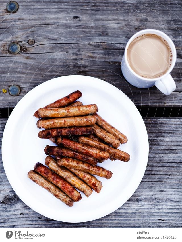 Männerfrühstück Lebensmittel Wurstwaren Frühstück Heißgetränk Kaffee Teller Becher Essen Bratwurst Grillen morgenkaffee ungesund Herzinfarkt Ernährung Farbfoto