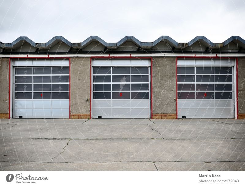 zonk? Glück Spielen Glücksspiel Feuerwehr Erfolg Stadtrand Menschenleer Garage Garagentor ästhetisch Neugier retro Freude Vorfreude Mut Freiheit geheimnisvoll